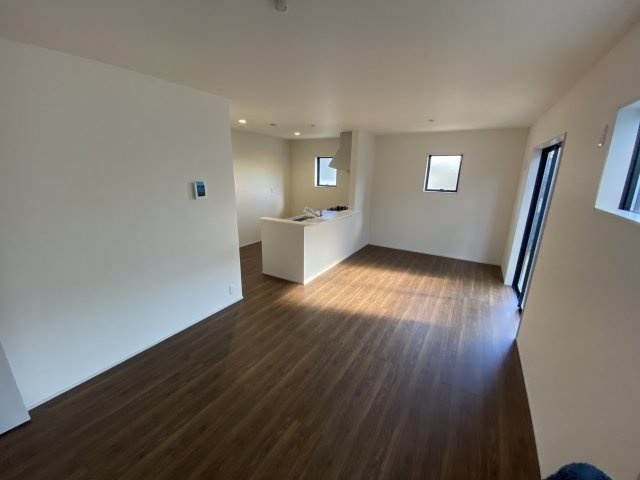 【平赤井2期／1号棟】あると嬉しい家電プレゼントキャンペーン実施中(^^♪の居間・リビング|同施工◆リビングの写真です◆大きな窓のあるリビングは、陽光あふれる明るく居心地も良くご家族皆がゆったり寛げる憩いの空間となりそうです