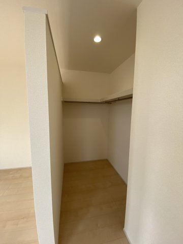【自由ヶ丘4期／2号棟】　＼郷ケ丘小学校・中央台北中学校エリア／の収納|同施工◆ウォークインクローゼットの写真です◆　季節を問わずにたっぷり収納ができます。冬物の収納にも困りません。お子様のお片付けも上手にできそうです。