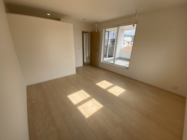 【自由ヶ丘4期／2号棟】　＼郷ケ丘小学校・中央台北中学校エリア／の洋室|同施工◆居室の写真です◆　柔らかい陽光が差し込む明るいお部屋を演出☆　使い勝手の良い間取りなので、ご家族の状況の変化にも耐えられますね。