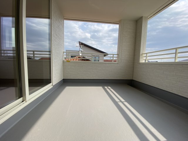 【自由ヶ丘4期／2号棟】　＼郷ケ丘小学校・中央台北中学校エリア／のバルコニー|同施工◆バルコニーの写真です◆　洗濯物から布団まで一度にたくさん干せて便利です♪
