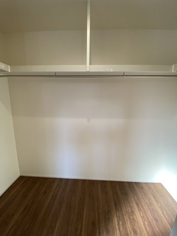 【自由ヶ丘4期／1号棟】　いわき駅まで徒歩20分　セブンイレブンまで徒歩4分の収納|同施工◆ウォークインクローゼットの写真です◆　季節を問わずにたっぷり収納ができます。冬物の収納にも困りません。お子様のお片付けも上手にできそうです。
