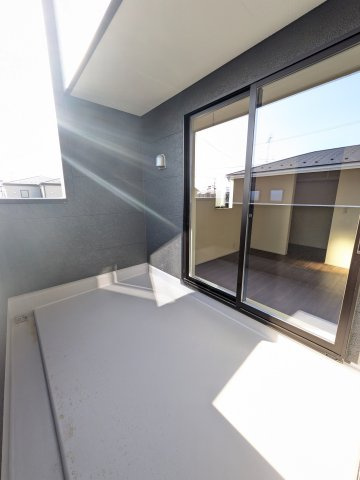 【自由ヶ丘4期／1号棟】　いわき駅まで徒歩20分　セブンイレブンまで徒歩4分のバルコニー|同施工◆バルコニーの写真です◆　洗濯物から布団まで一度にたくさん干せて便利です♪
