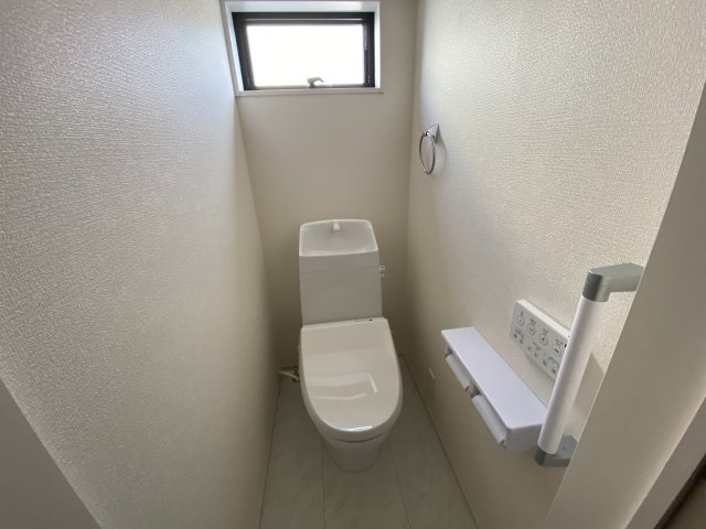 【自由ヶ丘4期／1号棟】　いわき駅まで徒歩20分　セブンイレブンまで徒歩4分のトイレ|同施工　トイレも気になるポイント