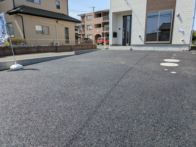 【金山町東台第10／1号棟】　価格を抑えた新邸！の駐車場|一緒に理想の住まいを見つけましょう！（＾＾）
お住まいの相談だけでなく、地域の事についても是非お気軽に尋ねてください！
お問い合わせは不動産プラスまで☆

