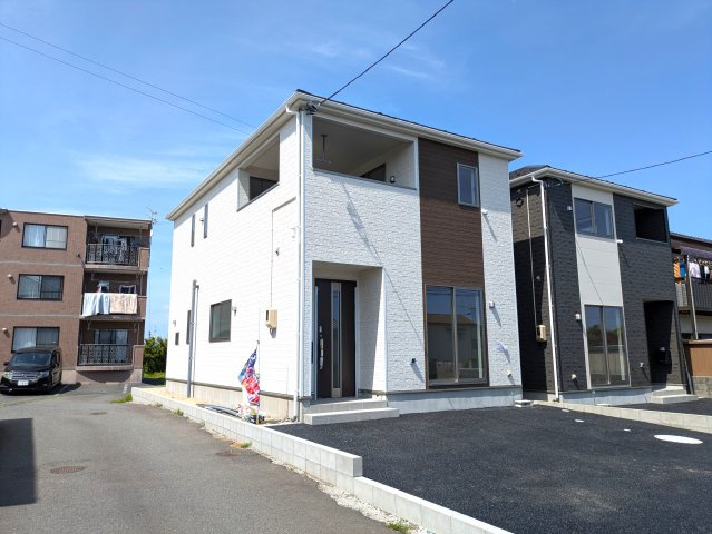 【金山町東台第10／1号棟】　価格を抑えた新邸！の前面道路含む現地写真|外壁仕上げ材は窯業系サイディング。裏面に付着した汚れが、雨水によって流れ落ちやすい「防汚機能付きサイディング」を採用。外壁の美しさが長持ちします♪