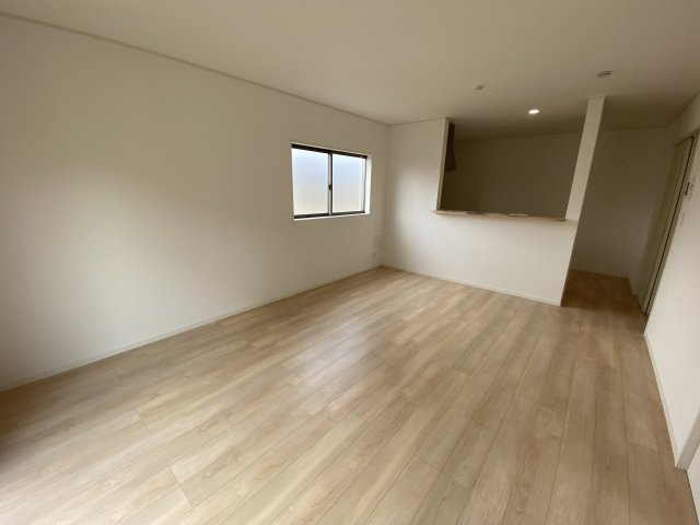 【金山町東台第10／1号棟】　価格を抑えた新邸！の居間・リビング|同施工■□■リビングの写真です■□■　家族団らんの時間が増えそうなリビングですね。