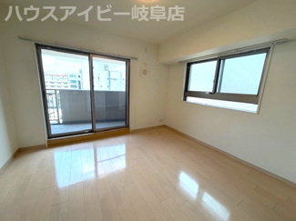【洋室】 | ライオンズ岐阜セントマークス弐番館5階部分！名鉄新岐阜駅まで徒歩2分！ペット飼育可能なマンション♪ | ライオンズ岐阜セントマークス弐番館5階部分！名鉄新岐阜駅まで徒歩2分！ペット飼育可能なマンション♪