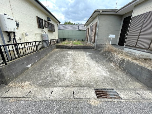 高信貸家の駐車場
