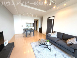 【居間・リビング】 | ライオンズ岐阜セントマークス弐番館15階部分！名鉄新岐阜駅まで徒歩2分！ペット飼育可能なマンション♪ | ライオンズ岐阜セントマークス弐番館15階部分！名鉄新岐阜駅まで徒歩2分！ペット飼育可能なマンション♪