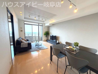 【居間・リビング】 | ライオンズ岐阜セントマークス弐番館15階部分！名鉄新岐阜駅まで徒歩2分！ペット飼育可能なマンション♪ | ライオンズ岐阜セントマークス弐番館15階部分！名鉄新岐阜駅まで徒歩2分！ペット飼育可能なマンション♪