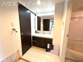 【独立洗面台】 | ライオンズ岐阜セントマークス弐番館15階部分！名鉄新岐阜駅まで徒歩2分！ペット飼育可能なマンション♪ | ライオンズ岐阜セントマークス弐番館15階部分！名鉄新岐阜駅まで徒歩2分！ペット飼育可能なマンション♪