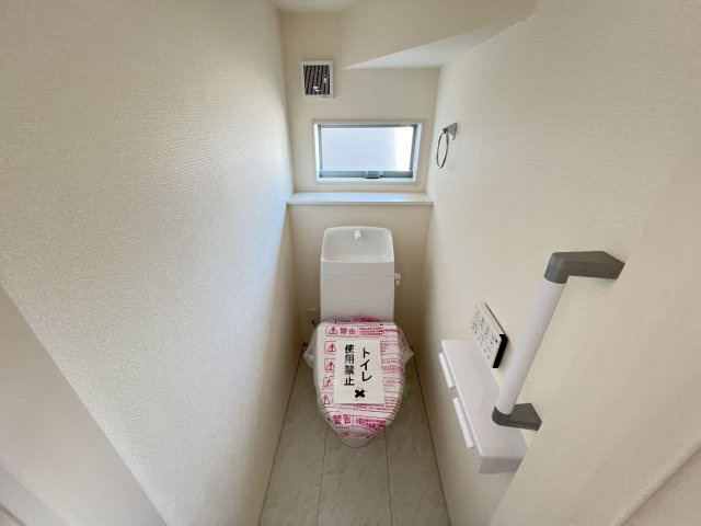 新築　藤岡市下戸塚　Livele Garden.S　4号棟のトイレ|　節水タイプのウォシュレット付きトイレ、水道料節約に一役買います！
