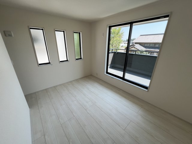 新築　藤岡市下戸塚　Livele Garden.S　4号棟の洋室|　日当たりと風通しの良い二面採光♪						
					
					
						
					
