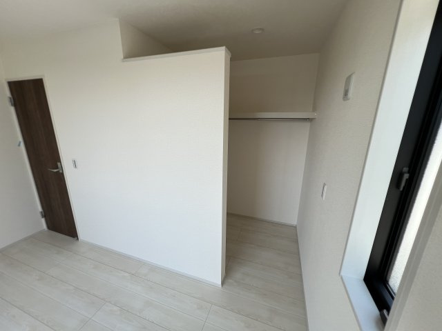 新築　藤岡市下戸塚　Livele Garden.S　4号棟の収納|　主寝室の大型のウォークインクローゼットは収納ラクラク、お部屋スッキリ♪							
