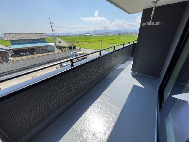 新築　藤岡市下戸塚　Livele Garden.S　4号棟のバルコニー|　日当たりの良い広々バルコニー！どのお部屋からも行き来できます。							
