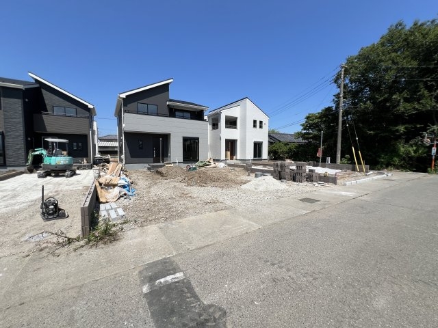 新築　藤岡市下戸塚　Livele Garden.S　4号棟の前面道路含む現地写真|現地写真　南側接道幅員約5.5ｍ　