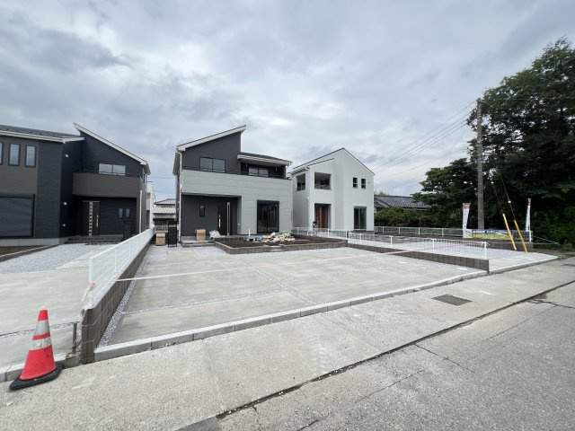 新築　藤岡市下戸塚　Livele Garden.S　4号棟の前面道路含む現地写真|現地写真　南側接道幅員約5.5ｍ　