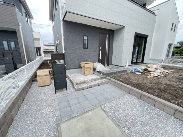 新築　藤岡市下戸塚　Livele Garden.S　4号棟の玄関|　ポストと一体型のTVモニターホンでセキュリティ安心！
