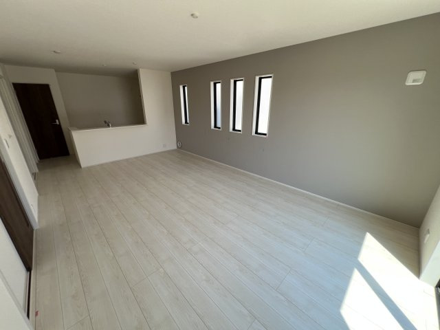 新築　藤岡市下戸塚　Livele Garden.S　4号棟の居間・リビング|　家族の会話が弾む対面キッチン。お子様の様子も確認できて安心ですね。

