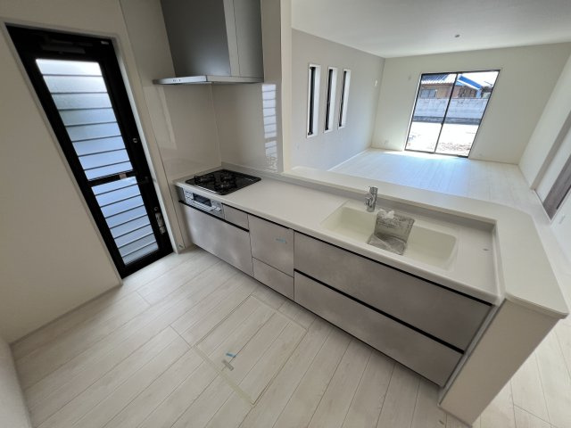 新築　藤岡市下戸塚　Livele Garden.S　4号棟のキッチン|　間口2550ｍｍで作業スペースも広々！換気扇も汚れが付きにくくお掃除がし易い設計です。
