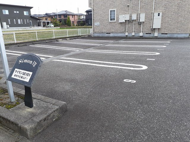 サイモンＳＥＶＥＮ　Ａの駐車場