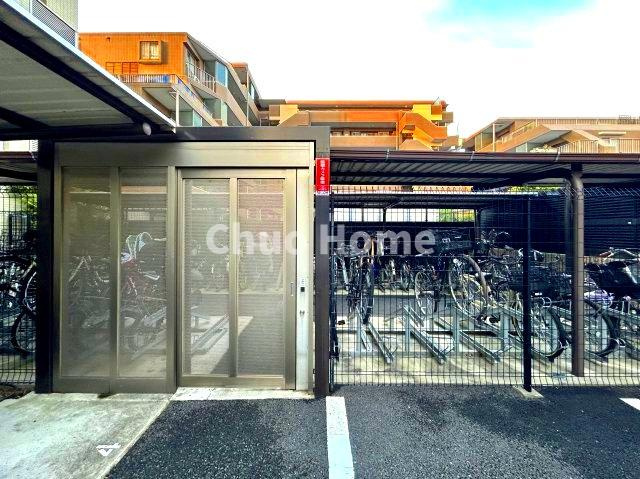 クレアホームズ北綾瀬の駐輪場|【自転車置き場】最新の空き状況や費用などの詳細は担当スタッフまでお問い合わせください。
