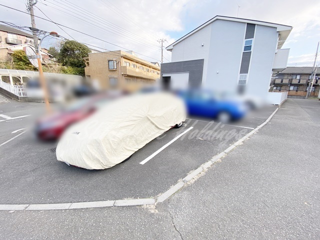 藤沢市亀井野のアパートの駐車場