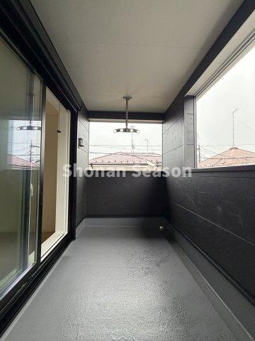 【現地画像あり】海老名市中野第10　新築戸建　全１棟のバルコニー|急な天気の急変でも洗濯物が守れるインナーバルコニー◎
共働き家庭にも人気がございます♪