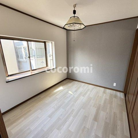 寝屋川平池町リノベ戸建の居間・リビング