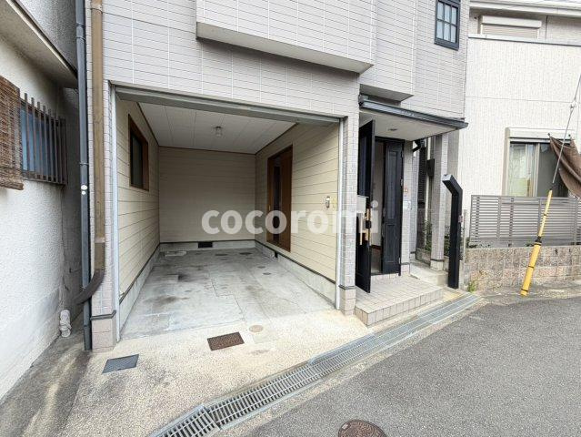 長尾元町4丁目貸家の駐車場