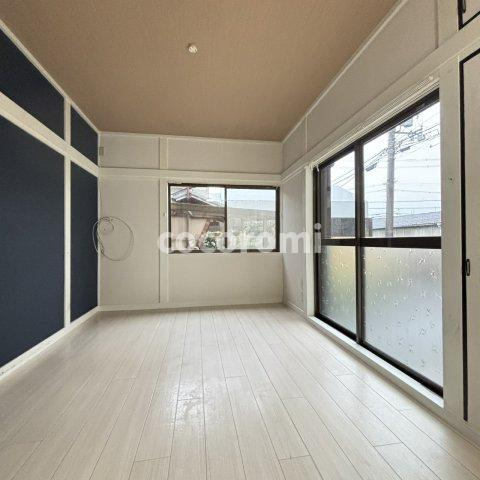 大成町車庫付き戸建の居間・リビング