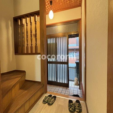 大成町車庫付き戸建のエントランス