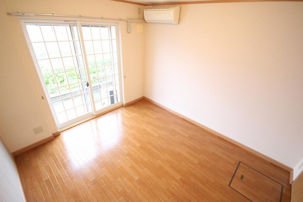 アジロガーデンの居間・リビング|※お部屋により仕様が異なる可能性があります。