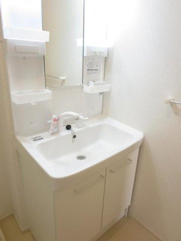 ベネヴォレンテＢの洗面所|ゆったりとスペースのある洗面所