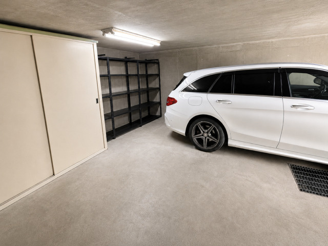 世田谷区上用賀1丁目の駐車場|愛車をゆったり駐車できるガレージスペース。住まいと一体感のある設計が、機能性とデザイン性を両立しています。 