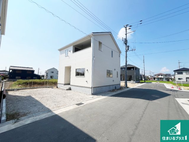 加古川市野口町野口　第7期　新築一戸建ての前面道路含む現地写真|周辺は閑静な住宅街！前面道路広々で車の出し入れも便利です。駐車が苦手な方でも安心して車庫入れできます！