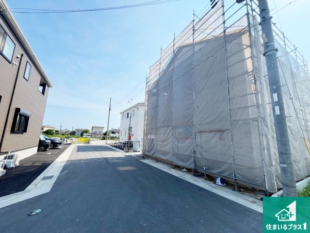加古川市野口町野口　第7期　新築一戸建ての前面道路含む現地写真|周辺は落ち着いた街並みの住宅地！子育てがしやすい住環境です！まだ未完成ですが、現地でしかわからない事もございます。是非一度ご覧ください。