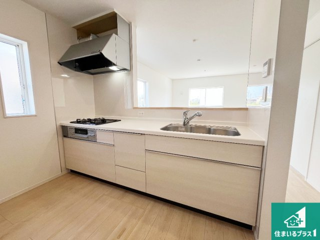 加古川市野口町野口　第7期　新築一戸建てのキッチン|明るいリビングで朝の目覚めもスッキリできそう！対面キッチンでご家族のコミュニケーションも自然と増える設計！小さなお子様が遊ぶスペースを作っても広々とくつろげるLDK！