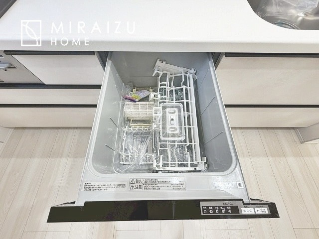 【キッチン】 | 収納力と機能性を備えたシステムキッチン。圧力鍋や大きなフライパンなどの調理器具から調味料など幅広く収納し、お料理のしやすいつくりになっています。