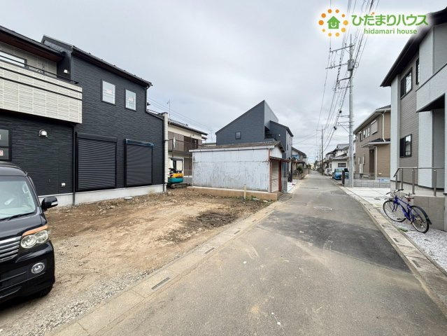熊谷市別府2丁目　2期　新築一戸建て　ブルーミングガーデン　01の前面道路含む現地写真