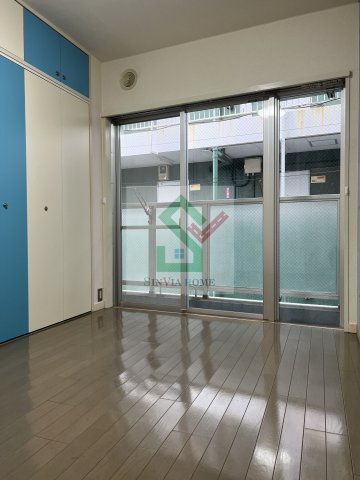 ケイブルームの寝室