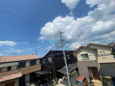 【展望】 | 大江６丁目  | 青い空が広がる開放的なバルコニー。日差しを遮るものがないので、育ち盛りのお子様のお洗濯ものが多くてもたっぷり気持ちよくお洗濯して頂けます。