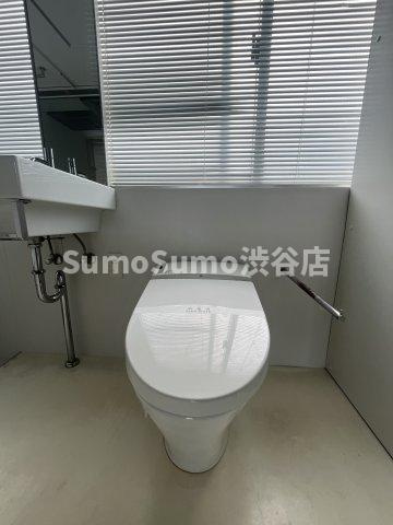 クラールハイト三宿Ⅰのトイレ|落ち着いた色調のトイレです