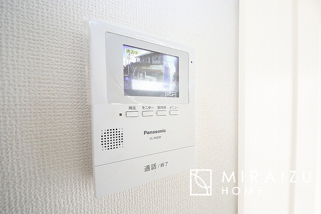【その他】 | ■TVモニターフォン■
突然の来訪時でも安心なカラーモニター付き！お留守番中のお子様でも簡単に来訪者の確認ができます！ 