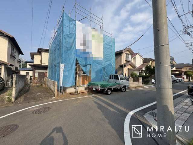 【外観】 | 陽当たりが心地の良いリビング空間です。日中はカーテンを開けて自然な光を取り込みリラックスして過ごしたいですね、照明器具もセンスの良いものを使いたいですね。