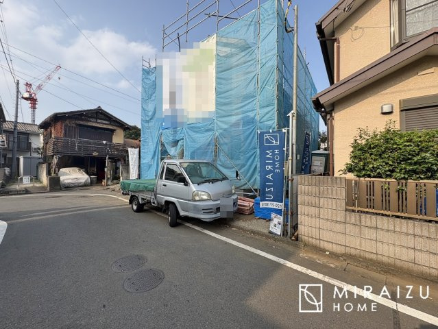 【前面道路含む現地写真】 | 大きな窓が特徴の南向きリビングでは、太陽光も沢山取り込むことが出来てお家の中にいても日光浴が可能ですね、開放的な空間です。インテリア選びも楽しそう、ご家族様で相談しながらインテリア配置も楽しみたいです