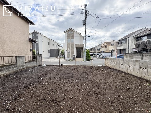 【前面道路含む現地写真】 | 洗練されたキッチンでは毎日の家事を少しでも楽に快適に工夫したいですね、大きいシンクではお皿洗いもストレスフリー、3口コンロでは要領よくお料理も可能です。レンジフードもお掃除がしやすい設計が嬉しい。