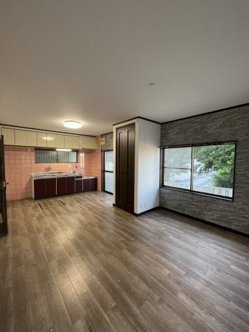 西山町4丁目戸建の居間・リビング
