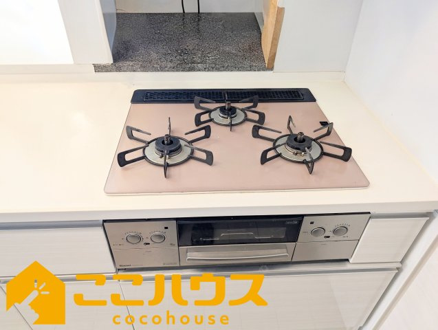 ワイズグランスカイ西原のキッチン|三口コンロ