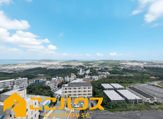 ワイズグランスカイ西原の展望|バルコニーから広がる開放的な眺望。周辺施設も身近に感じられる便利な住環境です♪